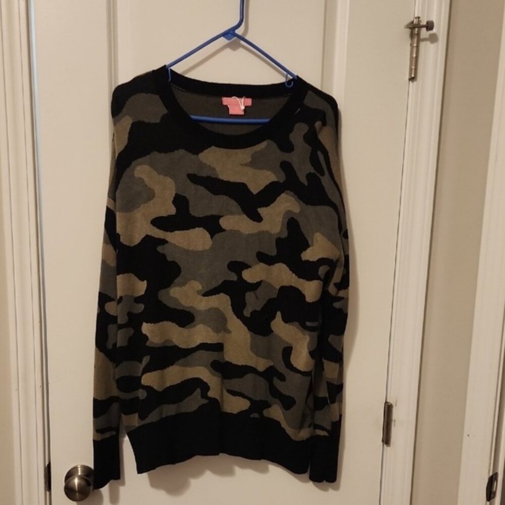 isaac Mizrahi long sleeve camouflage crewneck sweater size XL.